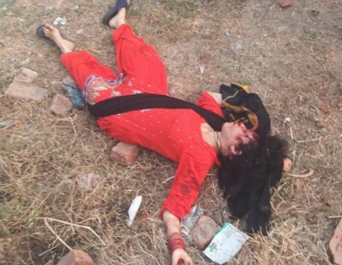 वाराणसी में महिला की बेरहमी से हत्या: सिर कुचलकर खेत में फेंका शव, पहचान मिटाने की कोशिश