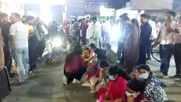 PM जनसभा में अव्यवस्था का आरोप: वाराणसी में नर्सिंग छात्राओं का हंगामा, कई बेहोश, सड़क जाम