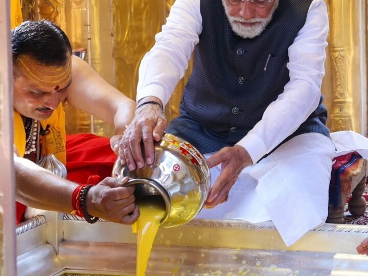 काशी में पीएम मोदी का भव्य रोड शो, बाबा विश्वनाथ के दरबार में किया पूजन