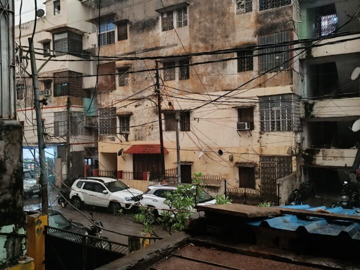 वाराणसी में तेज आंधी-तूफान का कहर: पेड़-खंभे गिरे, दीवार ढही, कई घायल