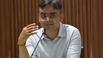 पीएम मोदी की अपील के बाद वाराणसी प्रशासन अलर्ट, डीएम ने पेट्रोल-डीजल बचत और कार पूलिंग के दिए निर्देश