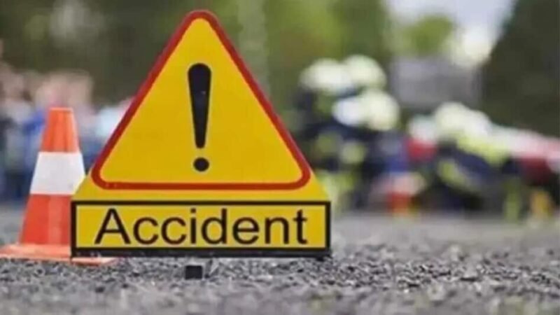 पूर्वांचल एक्सप्रेस-वे पर भीषण हादसा: ट्रक में घुसी कार, दंपती समेत पांच की मौत