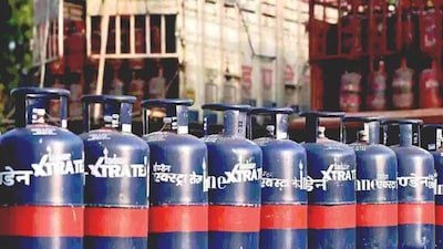 1 मई से कमर्शियल गैस सिलिंडर महंगा: ₹993 तक बढ़े दाम, होटल-रेस्टोरेंट पर पड़ेगा असर