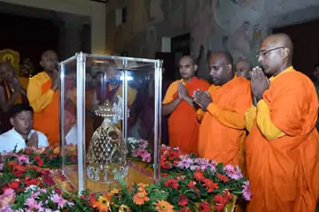 बुद्ध पूर्णिमा पर सारनाथ में उमड़ा आस्था का सैलाब, अस्थि अवशेष के दर्शन को हजारों श्रद्धालु पहुंचे