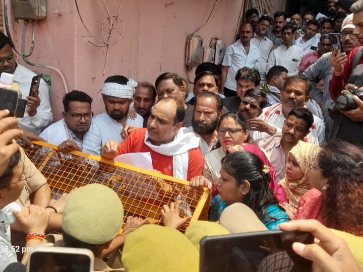 काशी में कांग्रेस की पदयात्रा रोकी गई: मंदिर व्यवस्था के विरोध में उतरे कार्यकर्ता, प्रशासन पर लोकतंत्र दबाने का आरोप