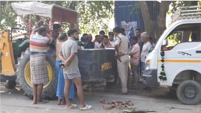 बलिया में दर्दनाक सड़क हादसा: ऑर्केस्ट्रा कलाकारों से भरी गाड़ी पलटी, ट्रक ने रौंदा; 4 की मौत
