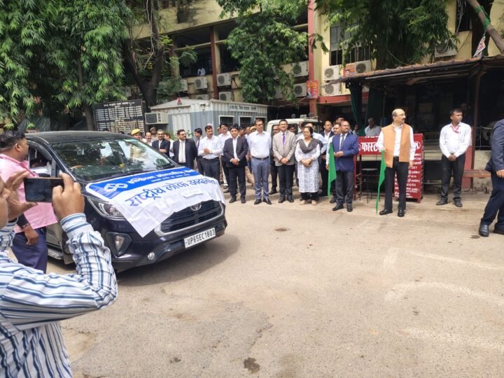 वाराणसी में राष्ट्रीय लोक अदालत के प्रचार वाहनों को दिखाई गई हरी झंडी, 9 मई को होगा आयोजन