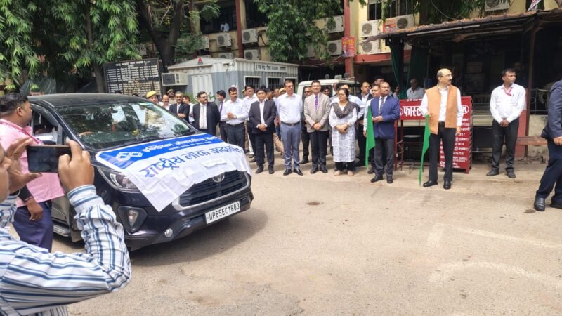 वाराणसी में राष्ट्रीय लोक अदालत के प्रचार वाहनों को दिखाई गई हरी झंडी, 9 मई को होगा आयोजन