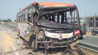 वाराणसी में हाईवे पर बड़ा हादसा: ट्रक से टकराई रोडवेज बस, दो दर्जन यात्री घायल