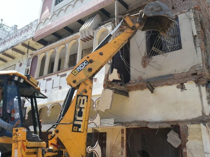 दालमंडी रोड चौड़ीकरण में 125 साल पुराने मुसाफिरखाने पर चला बुलडोजर, भारी पुलिस बल तैनात