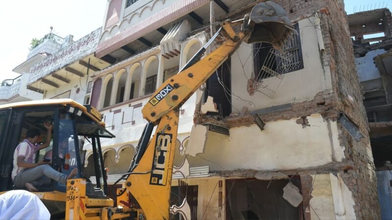 दालमंडी रोड चौड़ीकरण में 125 साल पुराने मुसाफिरखाने पर चला बुलडोजर, भारी पुलिस बल तैनात