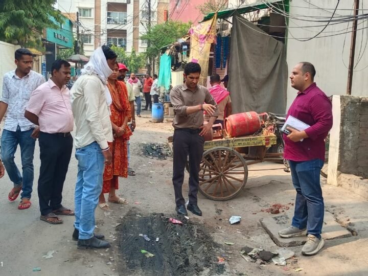 नाला सफाई में लापरवाही पर ठेकेदार पर 25 हजार का जुर्माना, जेई को प्रतिकूल प्रविष्टि