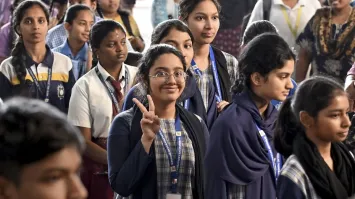 CBSE 12वीं रिजल्ट 2026 जारी, लड़कियों ने फिर मारी बाजी; पास प्रतिशत में गिरावट