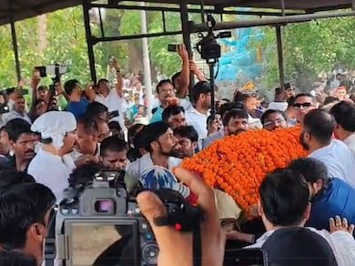 नम आंखों से निकली प्रतीक यादव की अंतिम यात्रा, बैकुंठधाम में हुआ अंतिम संस्कार