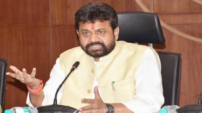 पीएम मोदी की अपील का असर: आयुष मंत्री डॉ. दयाशंकर मिश्र ‘दयालु’ ने शुरू किया EV वाहन का इस्तेमाल