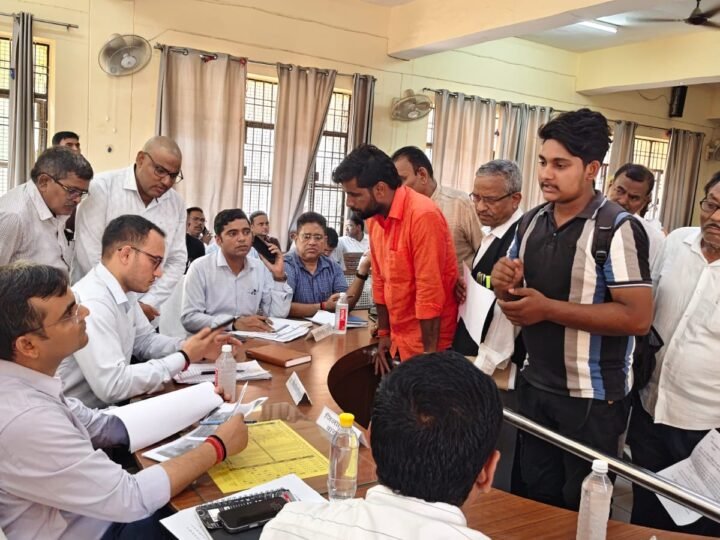 जिलाधिकारी ने सदर तहसील में सम्पूर्ण समाधान दिवस के दौरान सुनी गई फरियादियों की शिकायतें