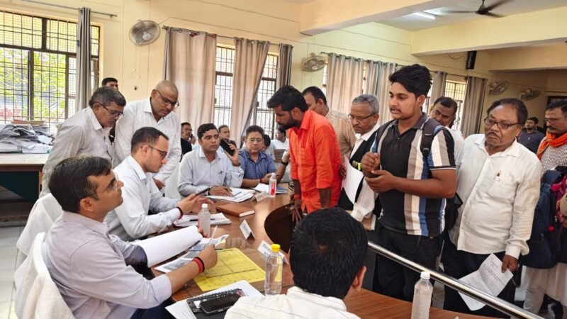 जिलाधिकारी ने सदर तहसील में सम्पूर्ण समाधान दिवस के दौरान सुनी गई फरियादियों की शिकायतें