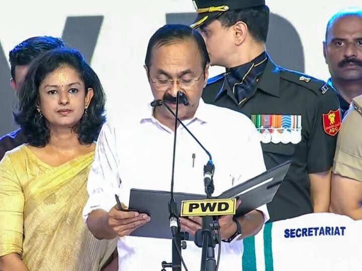 केरल में UDF सरकार की वापसी: वी.डी. सतीशन ने मुख्यमंत्री पद की ली शपथ, 60 साल बाद पूरी कैबिनेट ने साथ संभाली जिम्मेदारी