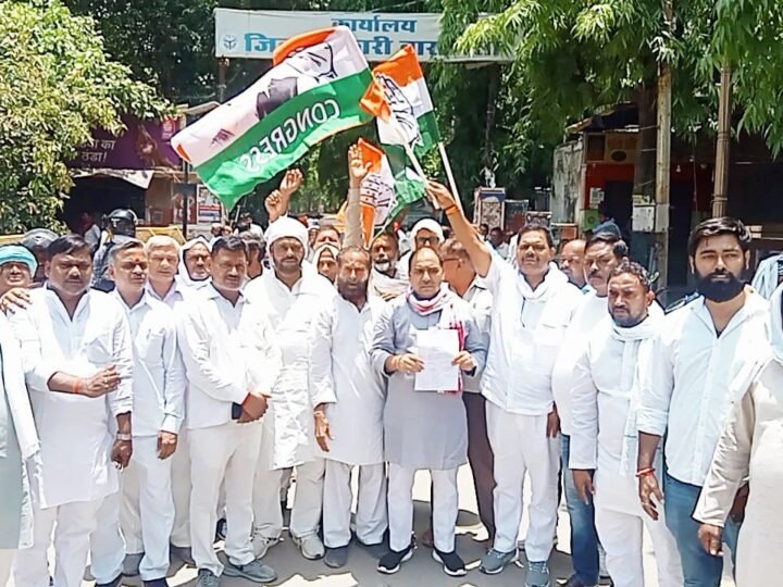 पेट्रोल-डीजल मूल्य वृद्धि के खिलाफ कांग्रेस का प्रदर्शन, राष्ट्रपति के नाम सौंपा ज्ञापन