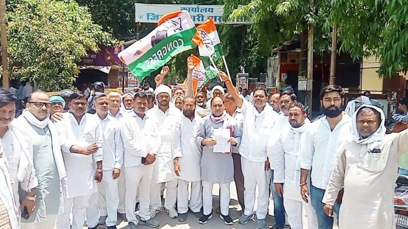 पेट्रोल-डीजल मूल्य वृद्धि के खिलाफ कांग्रेस का प्रदर्शन, राष्ट्रपति के नाम सौंपा ज्ञापन
