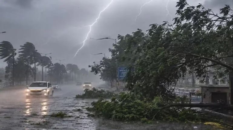 यूपी में आंधी-बारिश का कहर: 28 लोगों की मौत, कई जिलों में भारी तबाही; 46 जिलों में फिर अलर्ट