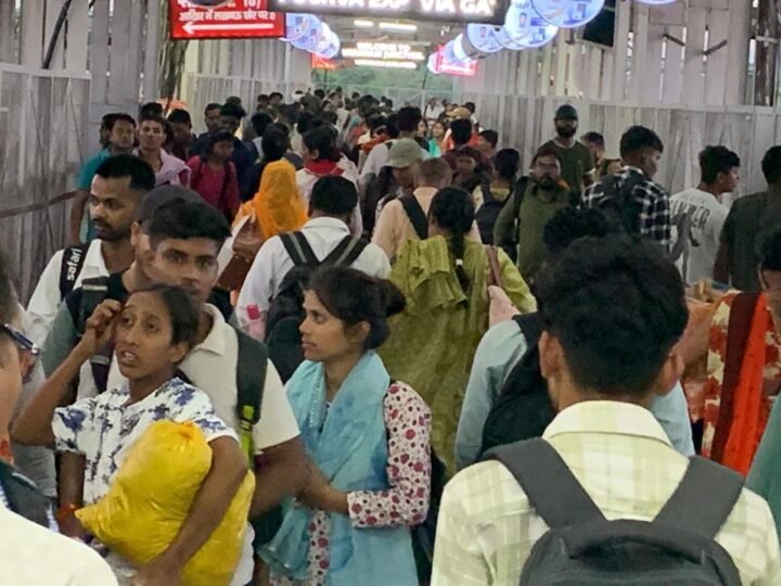 बीएड परीक्षा के बाद वाराणसी स्टेशन पर छात्रों का हंगामा, अव्यवस्थाओं पर उठाए सवाल