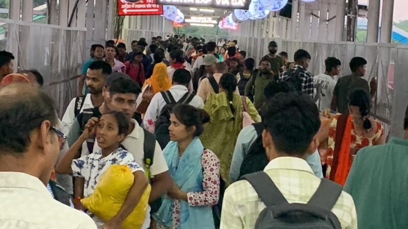 बीएड परीक्षा के बाद वाराणसी स्टेशन पर छात्रों का हंगामा, अव्यवस्थाओं पर उठाए सवाल