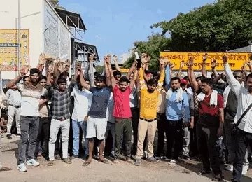 लखनऊ में रोडवेज संविदाकर्मियों का आत्मदाह का प्रयास, निजी कंपनी में विलय के विरोध में पेट्रोल लेकर पहुंचे चार कर्मचारी