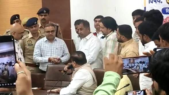 NEET पेपर लीक पर चर्चा के दौरान प्रयागराज सर्किट हाउस में आप सांसद संजय सिंह और अधिकारियों में तीखी नोकझोंक