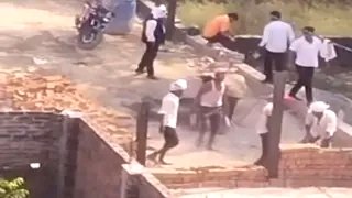 प्लॉट के रास्ते को लेकर विवाद, पुलिस हस्तक्षेप के बाद हटाई गई अवैध दीवार