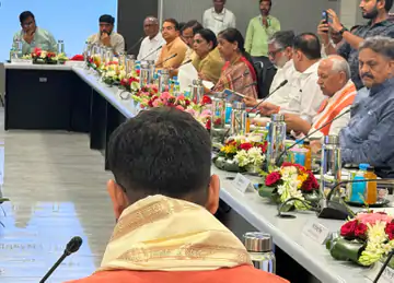 पूर्वोत्तर रेलवे की संसदीय बैठक में उठे जनसुविधाओं के मुद्दे, सांसदों ने नई ट्रेनें और ठहराव बहाली की मांग की