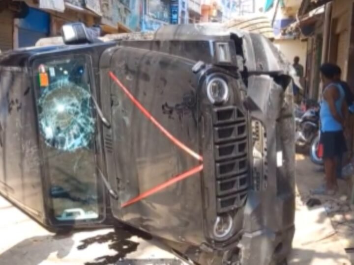 नाबालिग चला रहा था थार, बाइक सवार को मारी टक्कर; दुकान में घुसी गाड़ी, तीन घायल