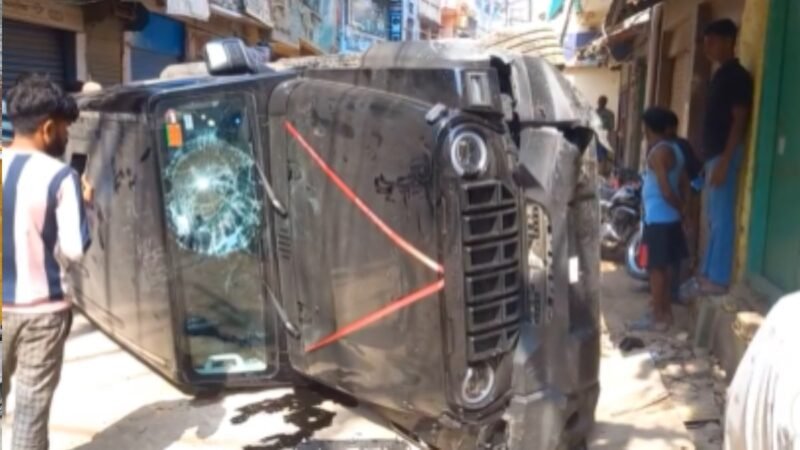 नाबालिग चला रहा था थार, बाइक सवार को मारी टक्कर; दुकान में घुसी गाड़ी, तीन घायल
