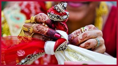 शादी से पहले प्रेमी संग फरार हुई दुल्हन, छोटी बहन की शादी कराने की कोशिश पर बरातघर में बवाल
