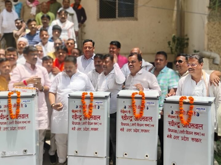 चिलचिलाती एवं भीषण गर्मी में आम जनमानस को राहत पहुंचाने के मंत्री रविन्द्र जायसवाल ने बांटा वाटर कूलर