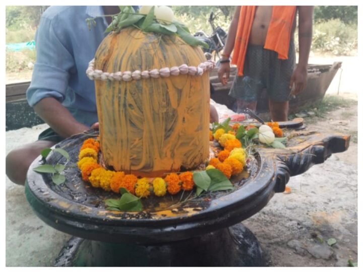 गंगा में मिला प्राचीन शिवलिंग, मौर्यकालीन होने का दावा; जांच में जुटा पुरातत्व विभाग