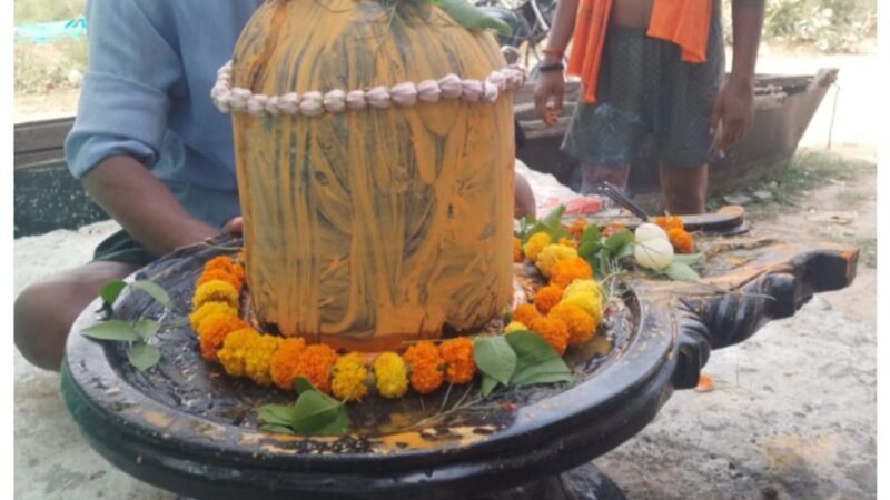 गंगा में मिला प्राचीन शिवलिंग, मौर्यकालीन होने का दावा; जांच में जुटा पुरातत्व विभाग