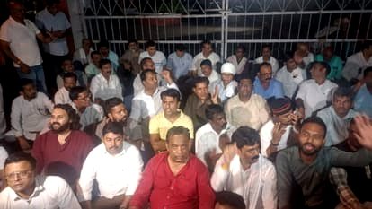 मीनाक्षी नटराजन का नामांकन रद्द होने पर कांग्रेस का हंगामा, चुनाव आयोग कार्यालय के बाहर धरना