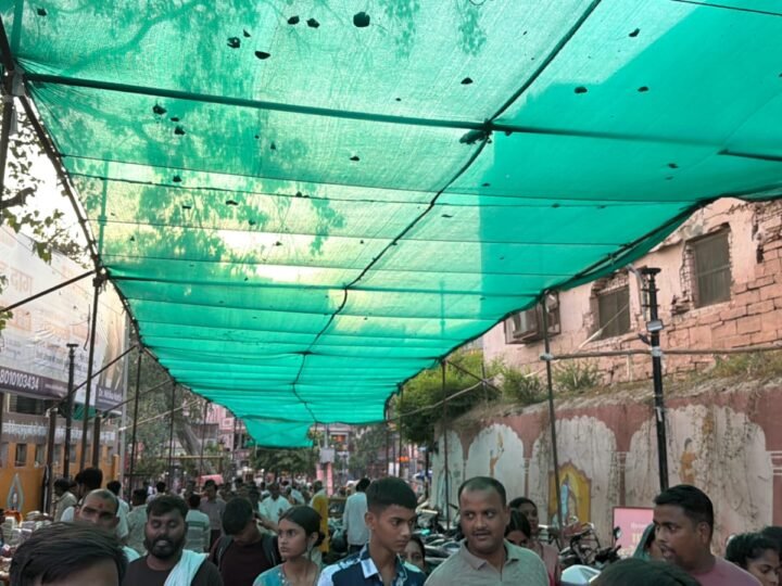 घाट से लेकर विश्वनाथ गली तक छांव का इंतजाम