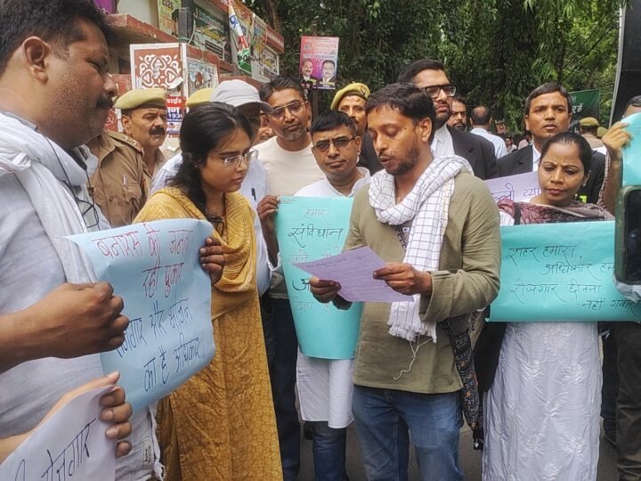 मांस-मछली दुकानों के विस्थापन के खिलाफ सड़क पर उतरा साझा संस्कृति मंच, डीएम को सौंपा ज्ञापन
