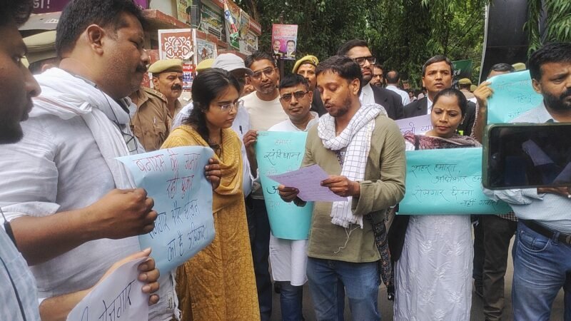 मांस-मछली दुकानों के विस्थापन के खिलाफ सड़क पर उतरा साझा संस्कृति मंच, डीएम को सौंपा ज्ञापन