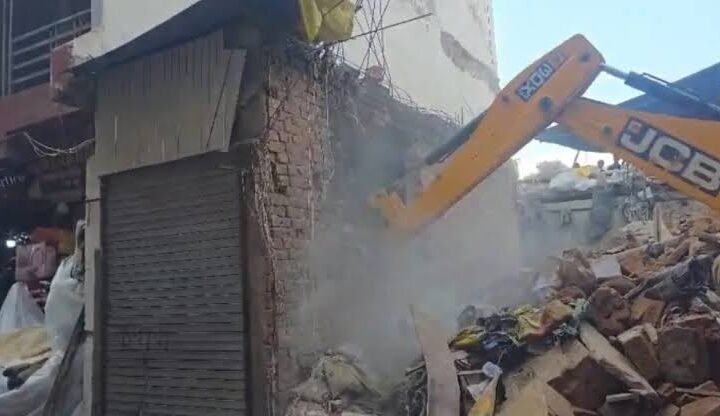 दालमंडी पुनर्विकास परियोजना में तेज हुई कार्रवाई, 12 और मकान ध्वस्त; अब तक 132 भवन हटाए गए