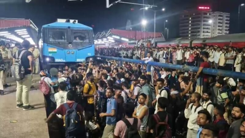 पटना के पाटलिपुत्र स्टेशन पर परीक्षार्थियों का हंगामा, पथराव और तोड़फोड़ के बाद पुलिस ने किया लाठीचार्ज