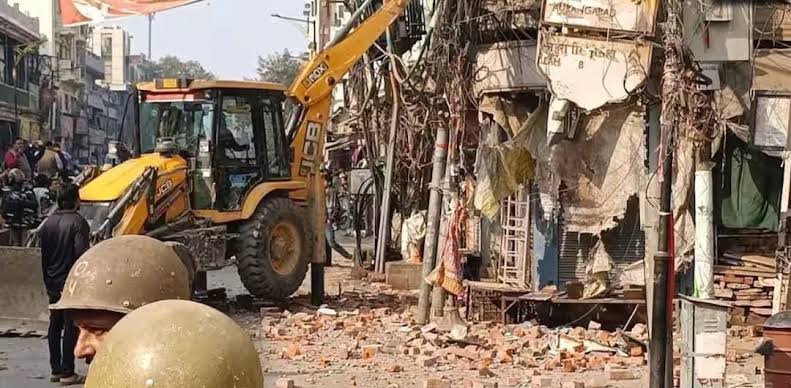 दालमंडी चौड़ीकरण परियोजना में तेज़ी, VDA ने पांच और भवनों पर चलाया बुलडोजर