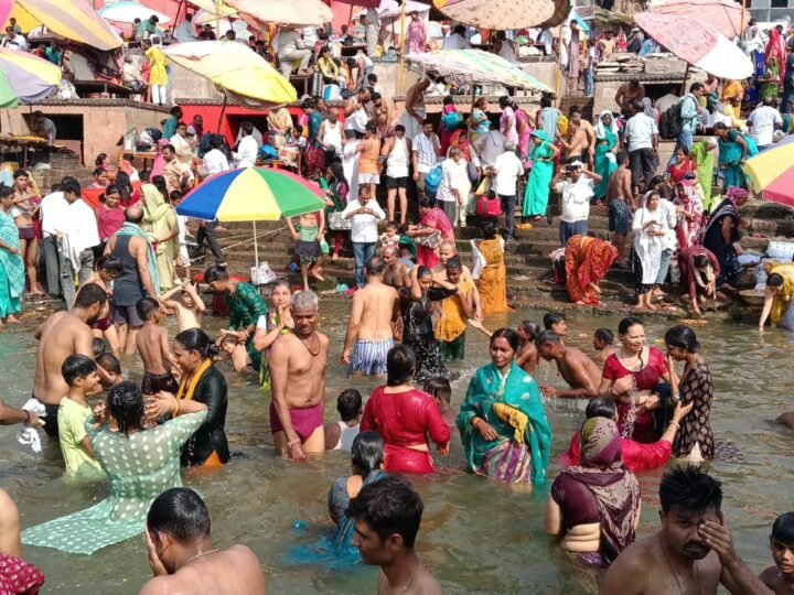 सोमवती अमावस्या में गंगा घाटों पर उमड़ा श्रद्धालुओं का जनसैलाब