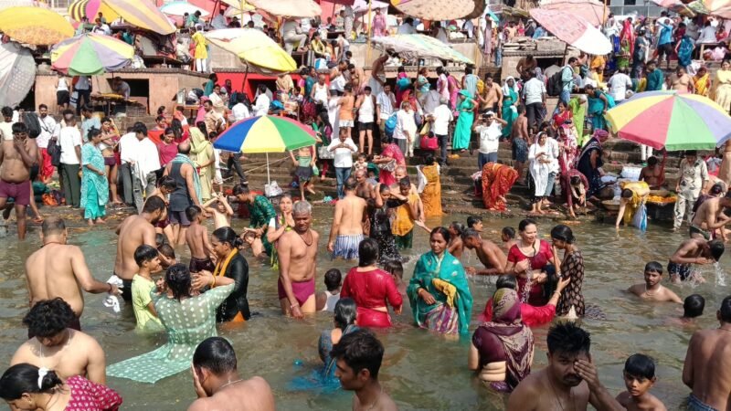 सोमवती अमावस्या में गंगा घाटों पर उमड़ा श्रद्धालुओं का जनसैलाब