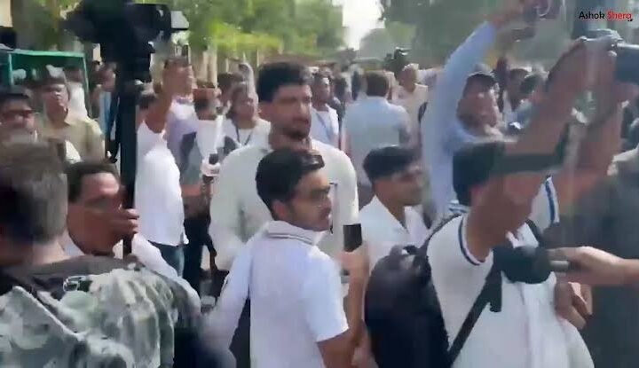 जयपुर में प्रदर्शन के दौरान CJP संस्थापक अभिजीत दीपके को युवक ने मारा थप्पड़, मचा हंगामा