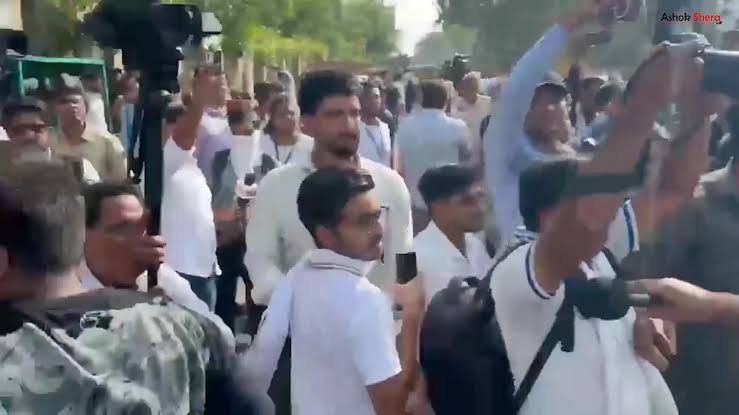 जयपुर में प्रदर्शन के दौरान CJP संस्थापक अभिजीत दीपके को युवक ने मारा थप्पड़, मचा हंगामा