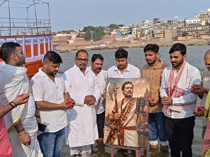 काशी में अनोखे अंदाज में मनाया गया राहुल गांधी का जन्मदिन, भगवान परशुराम के स्वरूप में किया दूधाभिषेक
