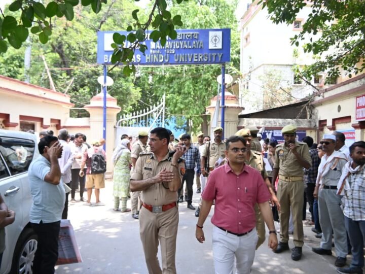 वाराणसी में शांतिपूर्ण संपन्न हुई NEET-UG परीक्षा, संदिग्ध परीक्षार्थी अनुचित सामग्री के साथ गिरफ्तार